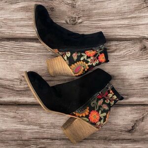 Tiara Los Angeles Black, Velvet, Embroidered heeled boot